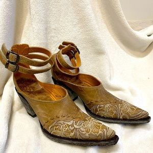 Old Gringo tan with creme embroidered mule